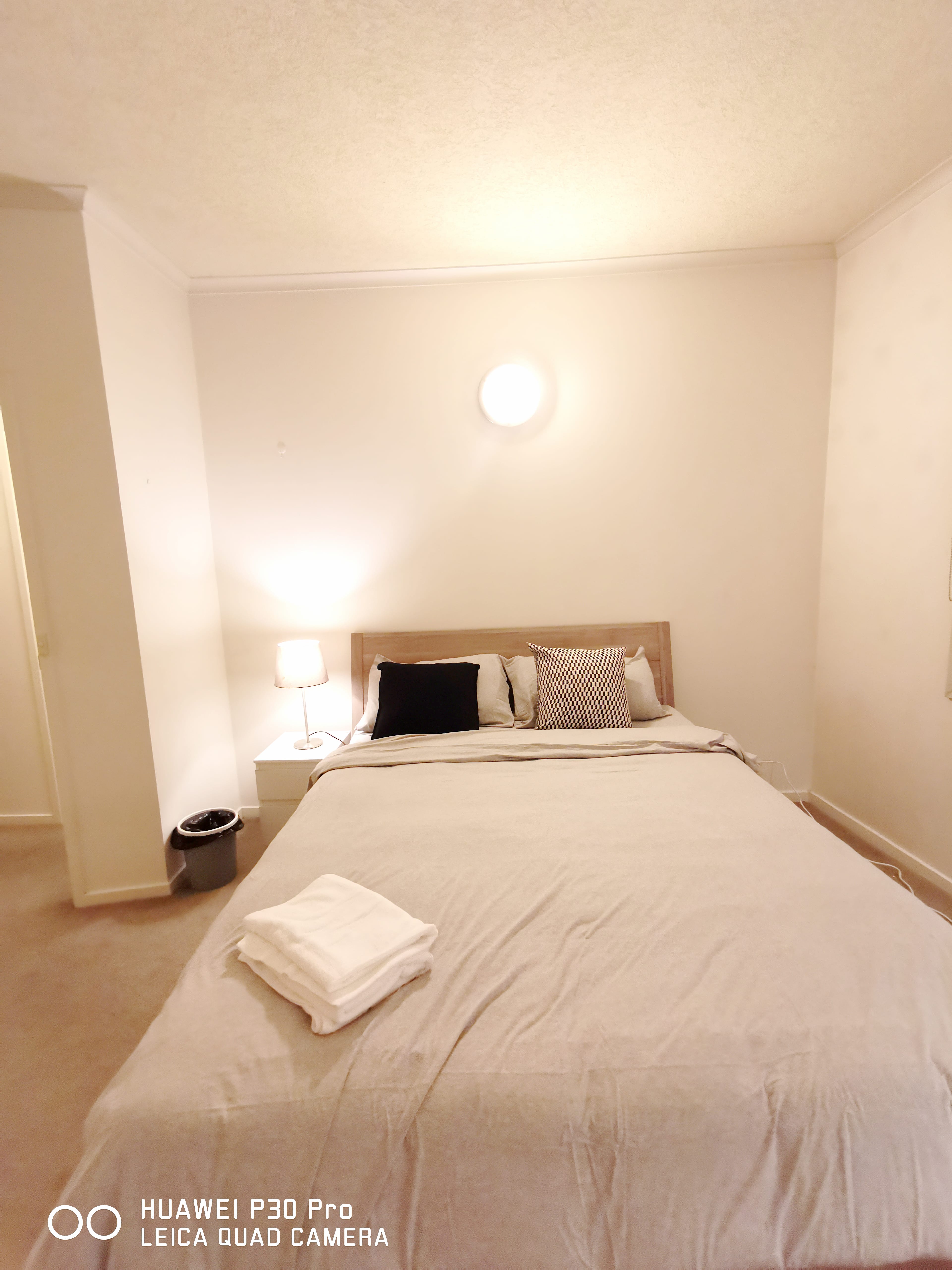 Spacious Private Room near NGV,Crown and Flinder Station, Gym, Pool