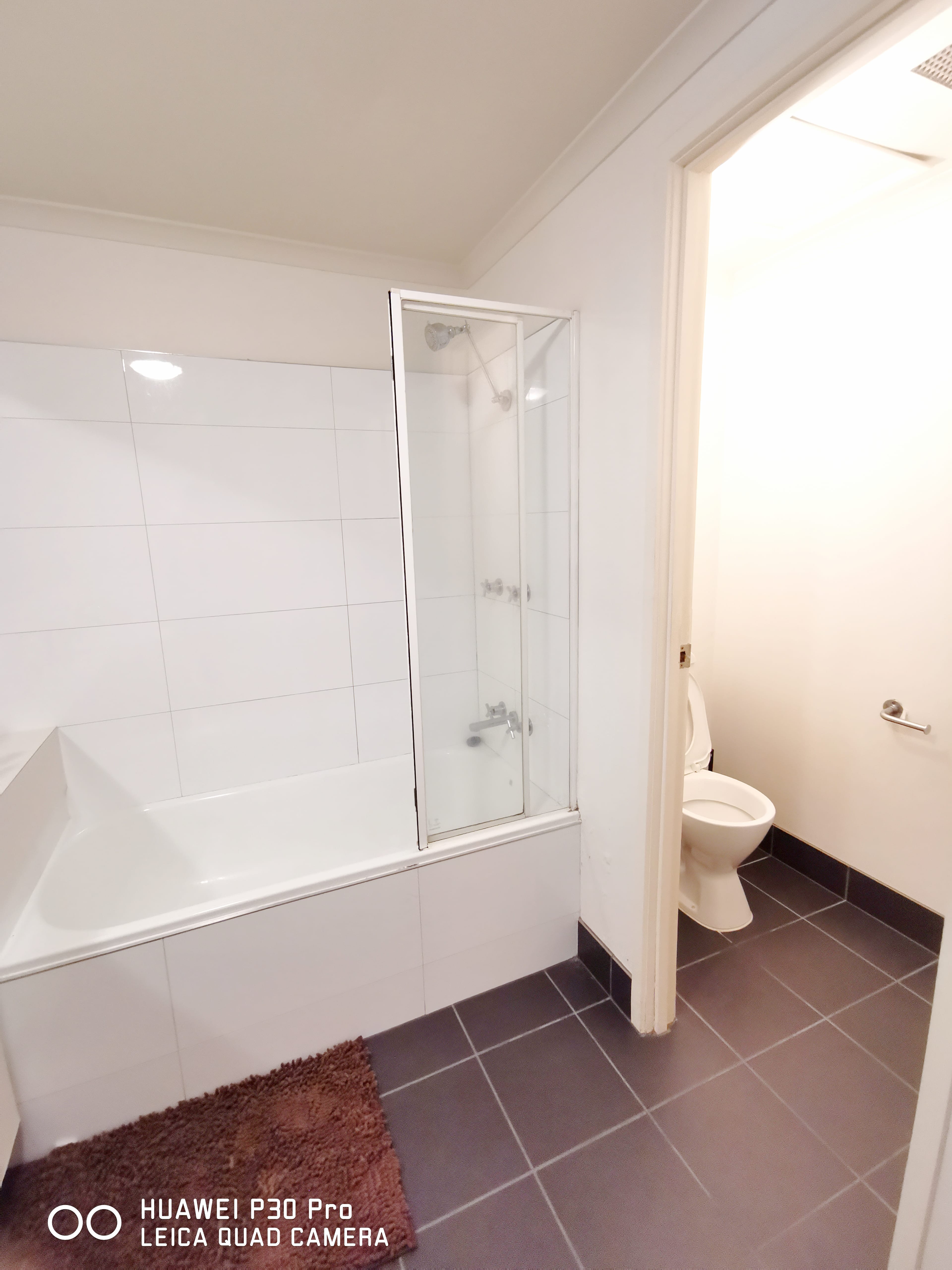 Spacious Private Room near NGV,Crown and Flinder Station, Gym, Pool photo 9