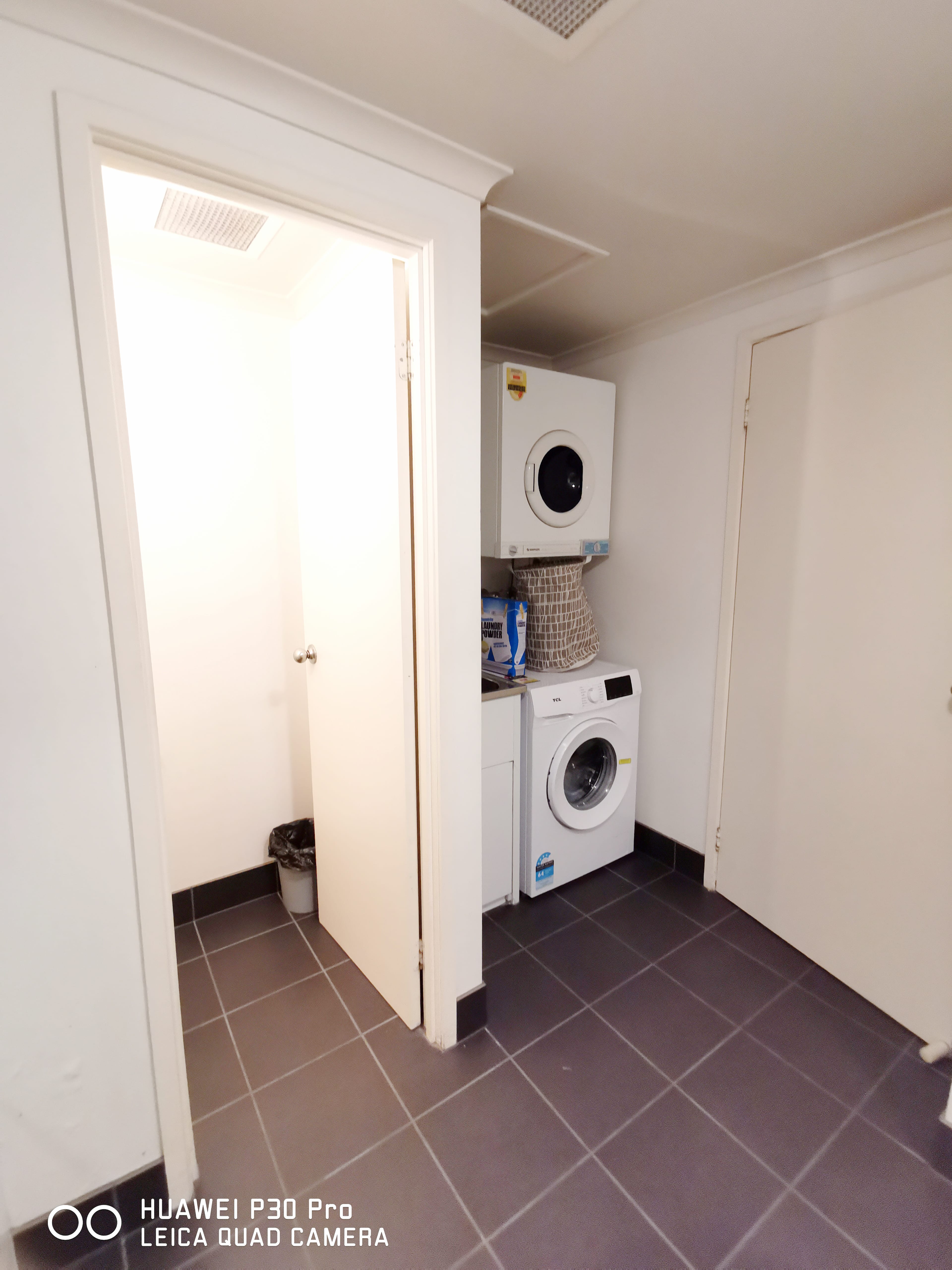 Spacious Private Room near NGV,Crown and Flinder Station, Gym, Pool photo 11