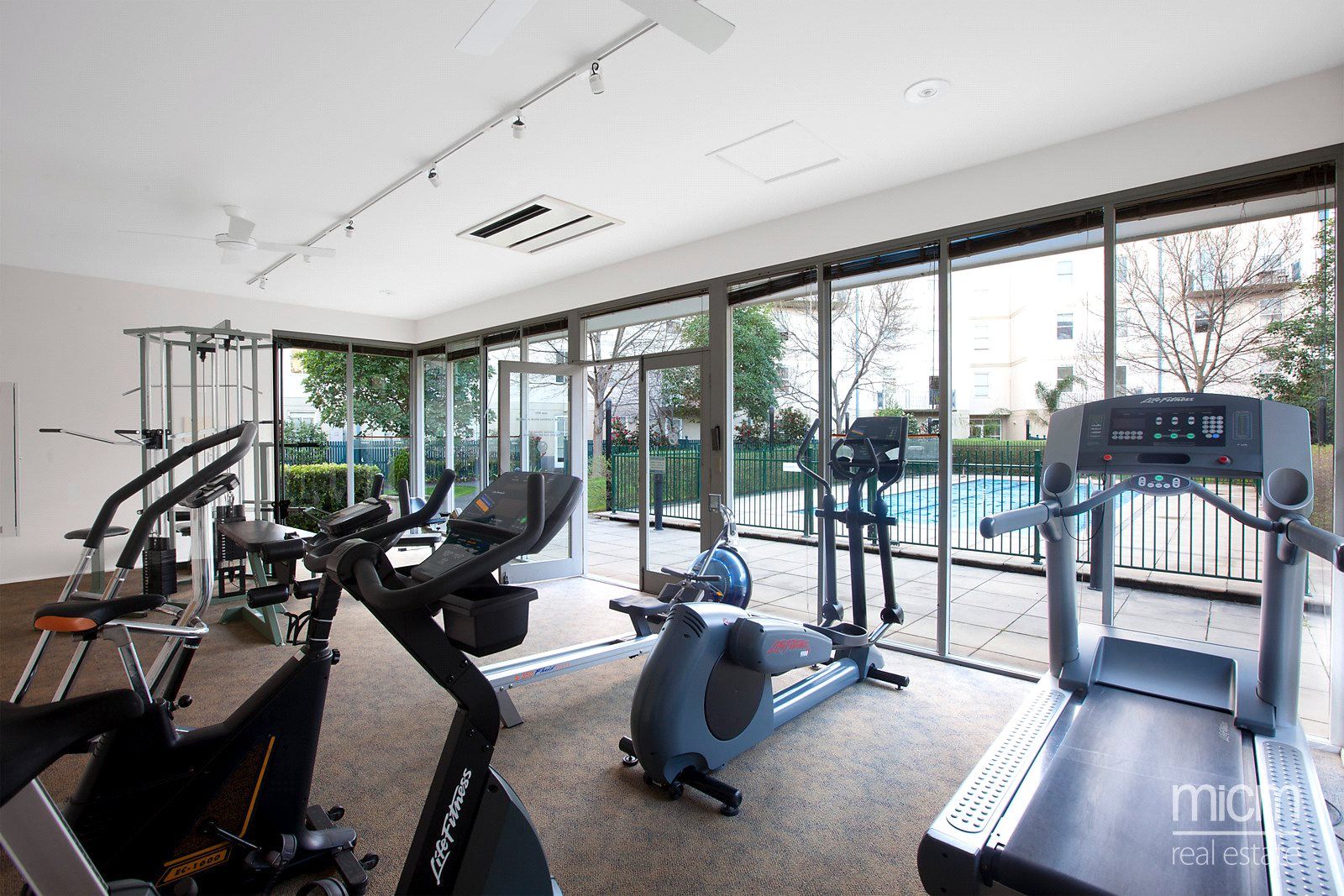 Spacious Private Room near NGV,Crown and Flinder Station, Gym, Pool photo 19