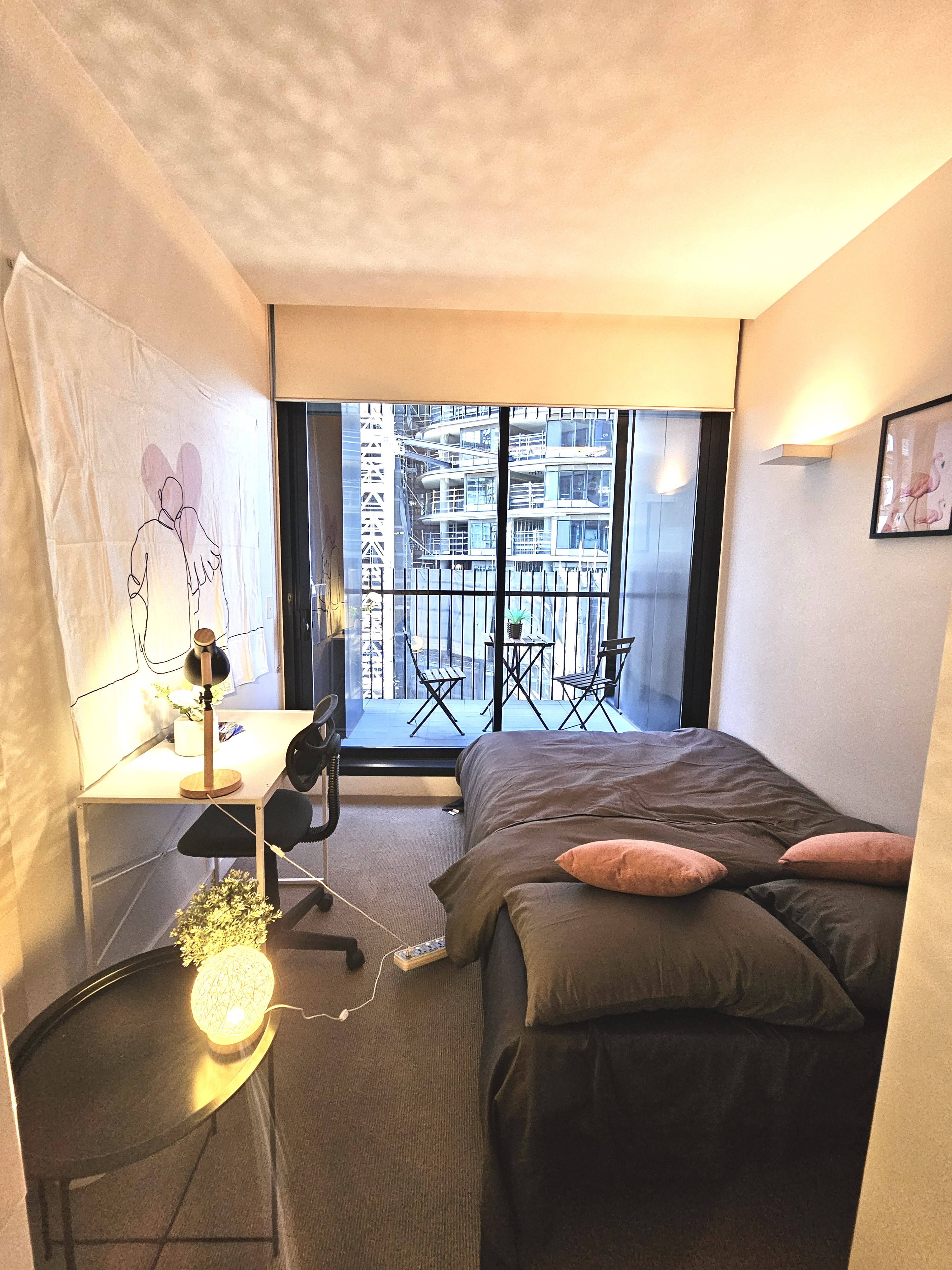 Peaceful 🧱LEGO🧱 Room with Balcony Access on St Kilda Rd