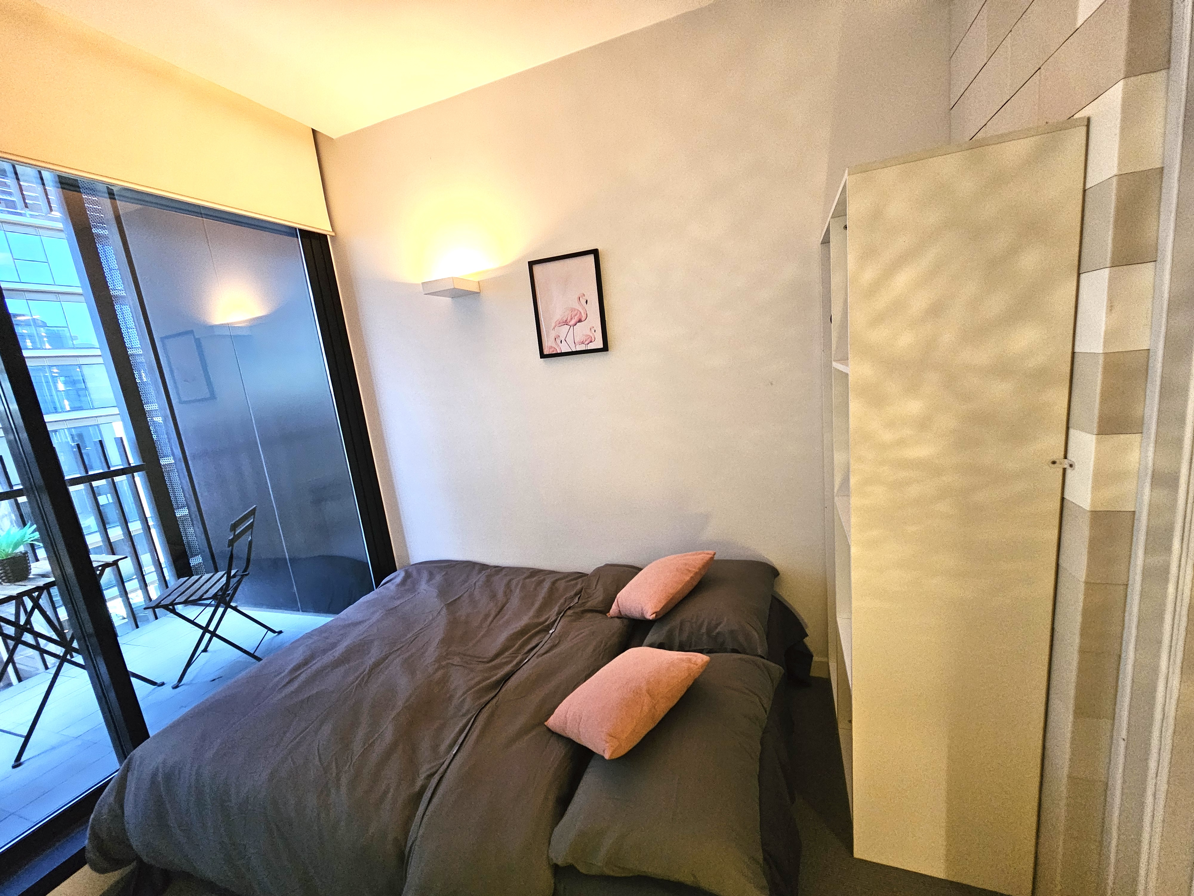 Peaceful 🧱LEGO🧱 Room with Balcony Access on St Kilda Rd photo 3